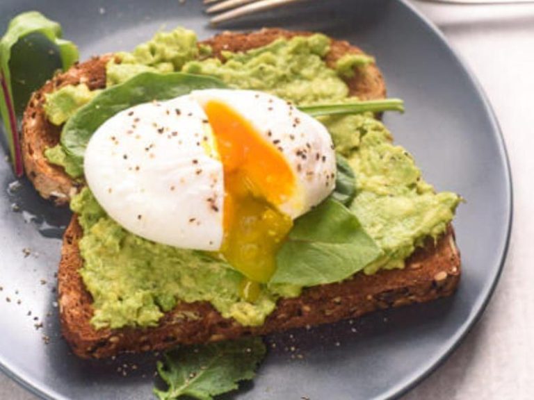 Pâine prăjită cu avocado și ou poșat — mic dejun fancy gata în 10 minute